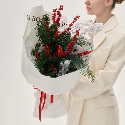 Новогодний букет с заснеженным аспарагусом и ягодами